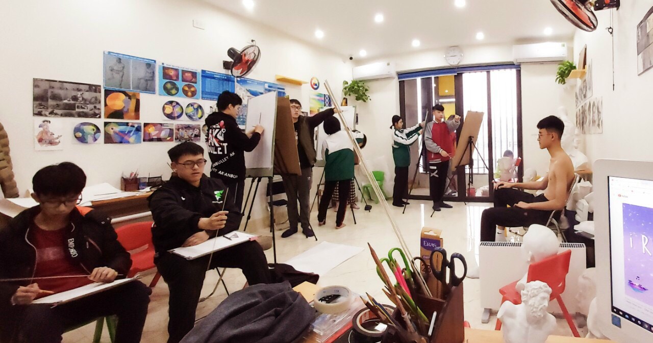 Một tiết học của lớp vẽ với người mẫu thật