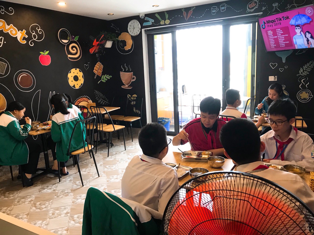 Cơm trưa học đường